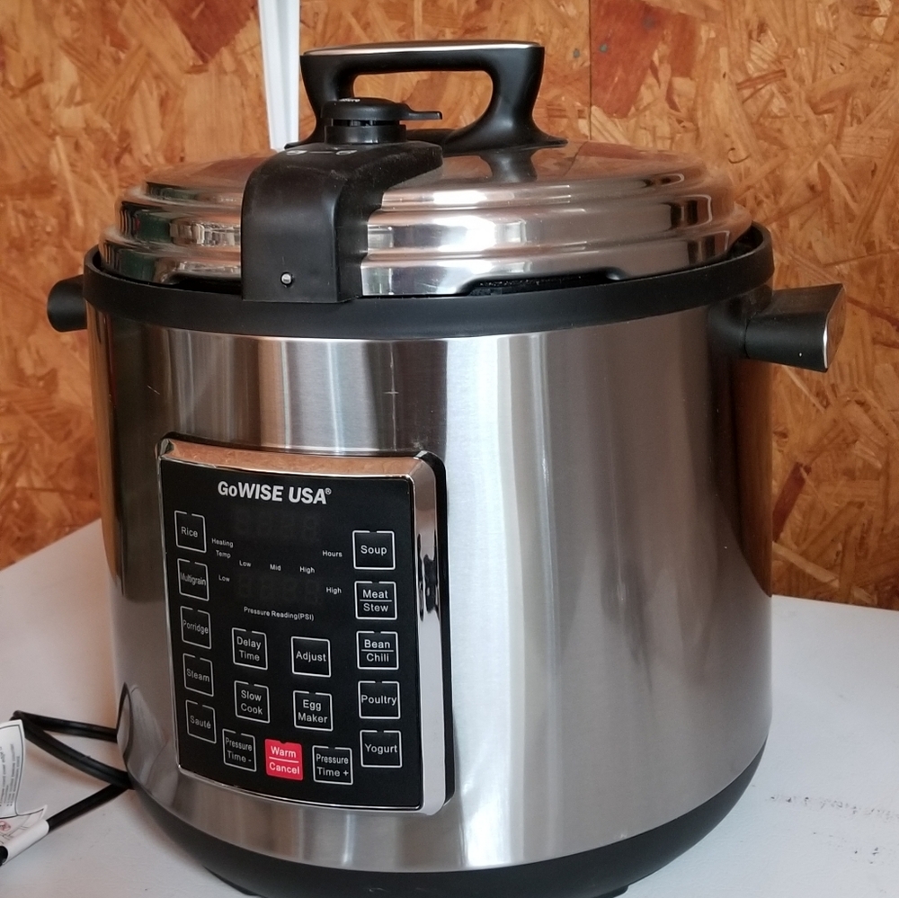 Pressure cooker GoWise 12qt. NWT. Never used